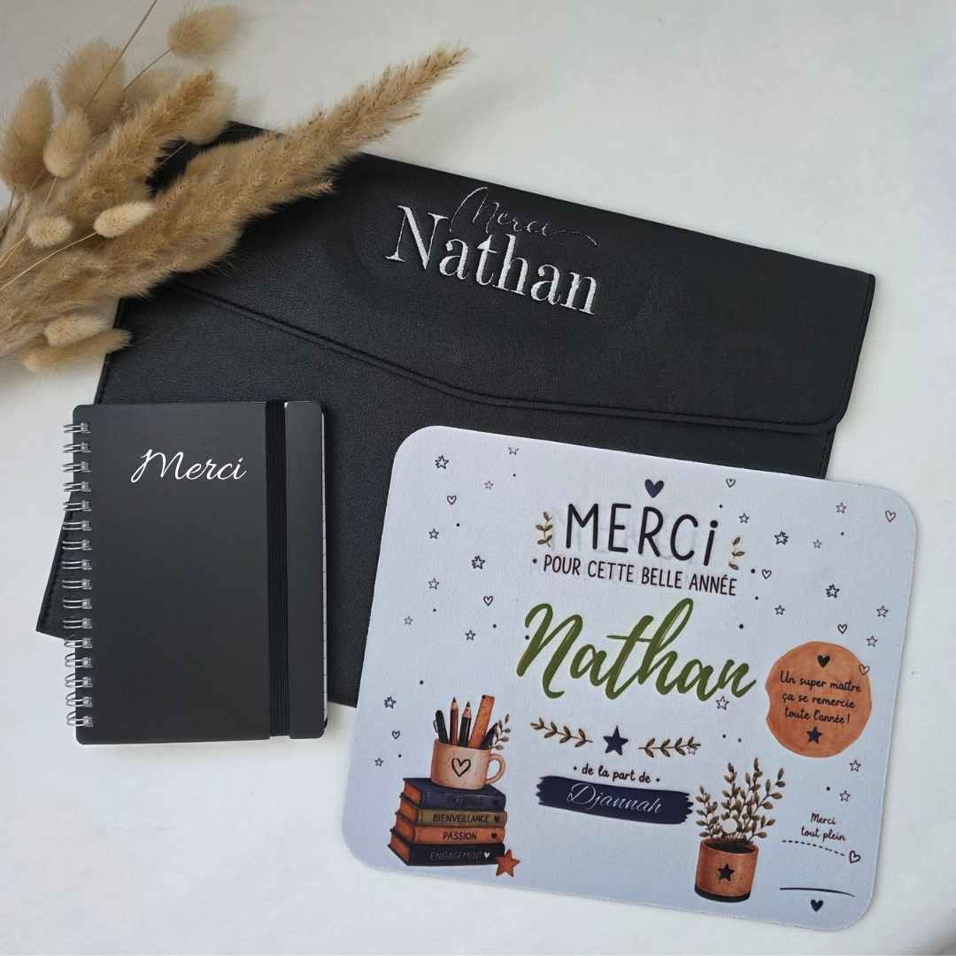 coffret cadeau maitre personnalisé contenant un porte document brodé d'un prénom ainsi qu'un tapis de souris personnalisé et d'un carnet a6