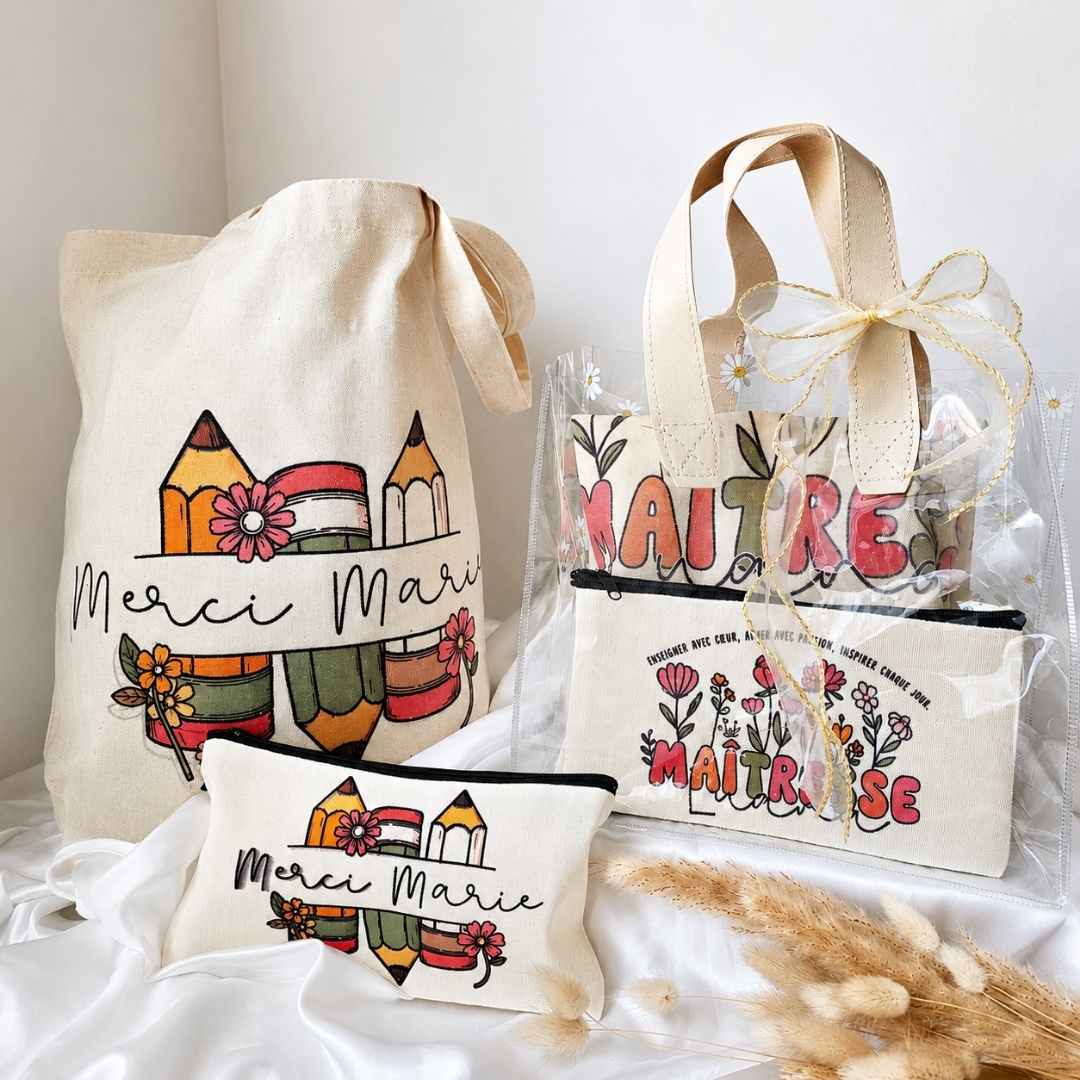 coffret cadeau maîtresse est composé d'un tote bag, d'une trousse et d'un mug le tout personnalisé avec le prénom de la maîtresse ou du maître