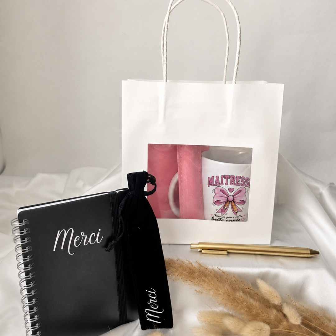 coffret cadeau merci maîtresse personnalisé contenant un mug personnalisé un carnet et une housse avec son stylo