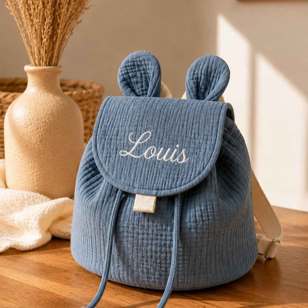 sac à dos avec oreille d'ourson bleu personnalisé enfant brodé du prénom Louis en blanc