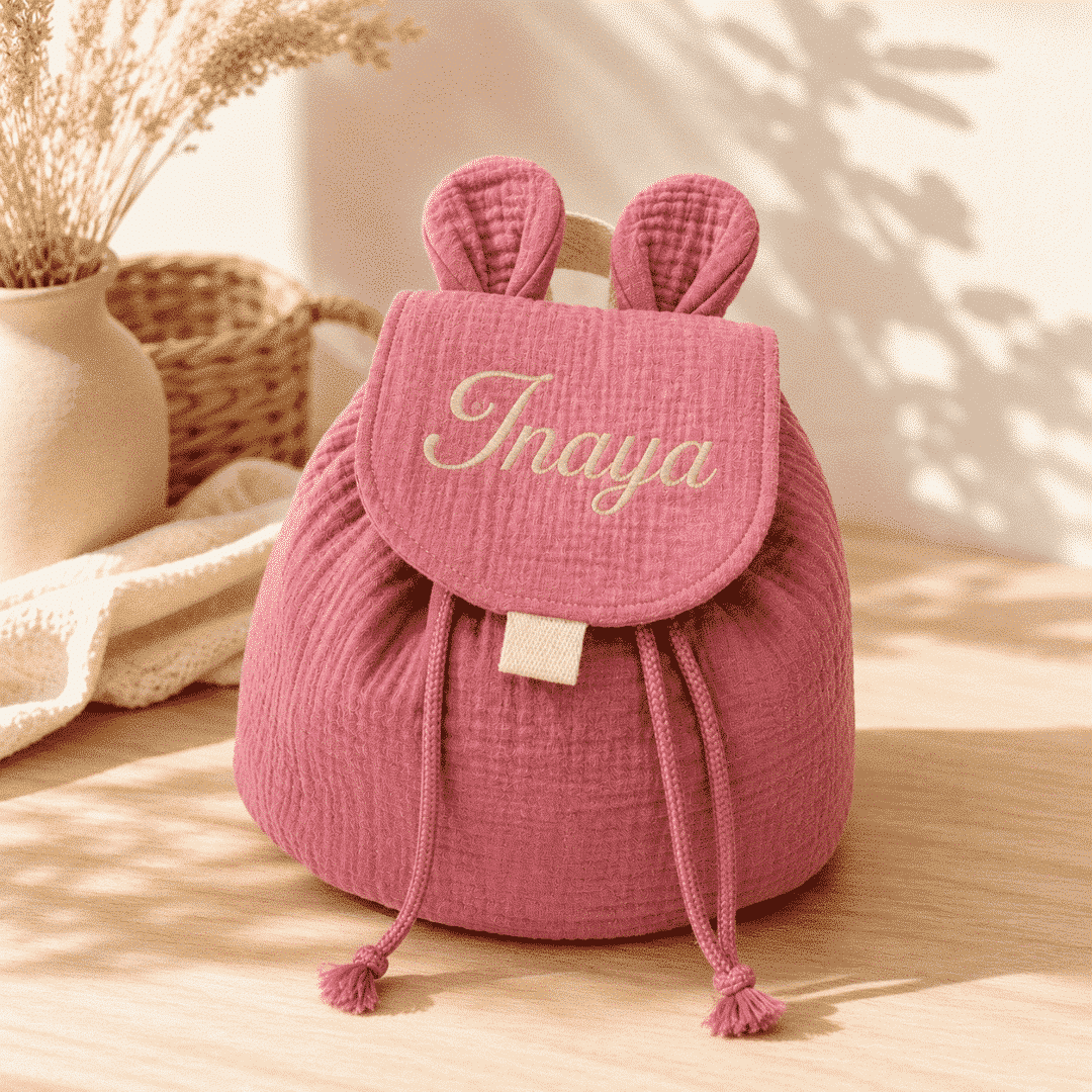 sac à dos rose avec oreille d'ourson personnalisé enfant brodé du prénom Inaya en blanc